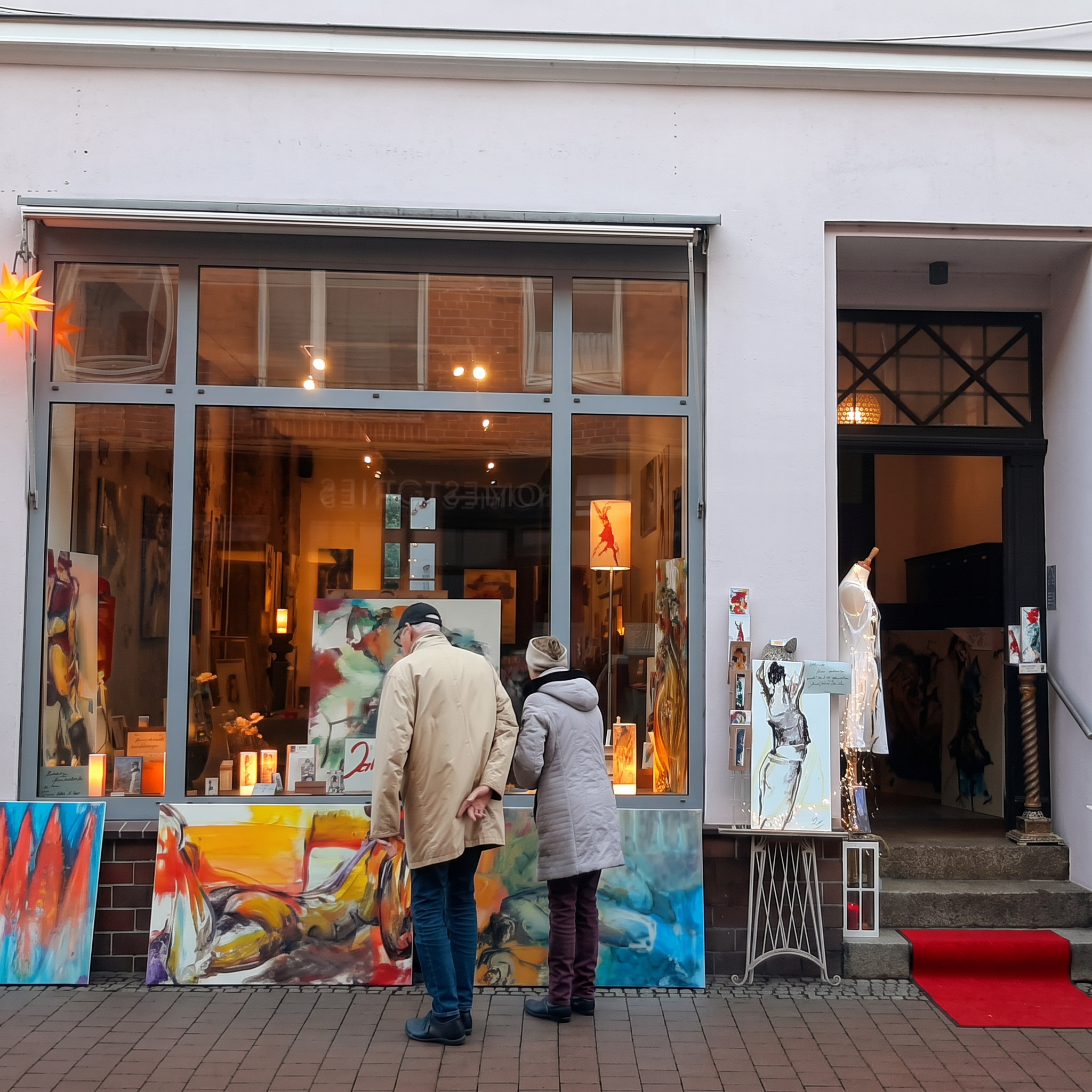 Galerie Isabella Moog in der Hüxstraße in Lübeck mit Bildern im Schaufenster